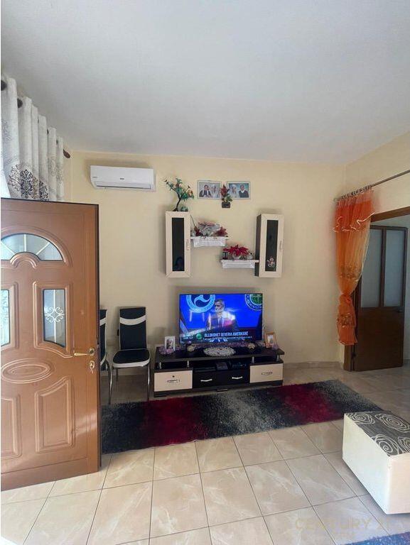 Shitet Truall+Ndertese ne Shkoze te Uzina Traktorit 200,000 €