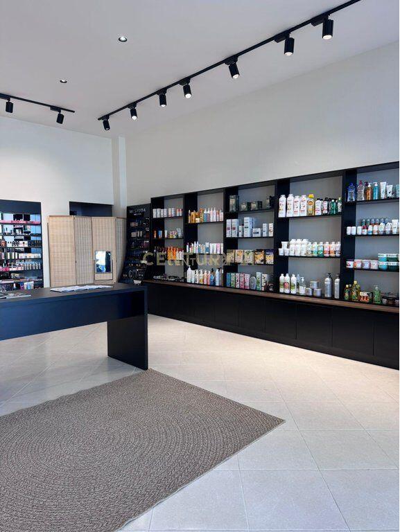 Jepet me qera ambienti te Vila L 1, Buze Rruge!!!