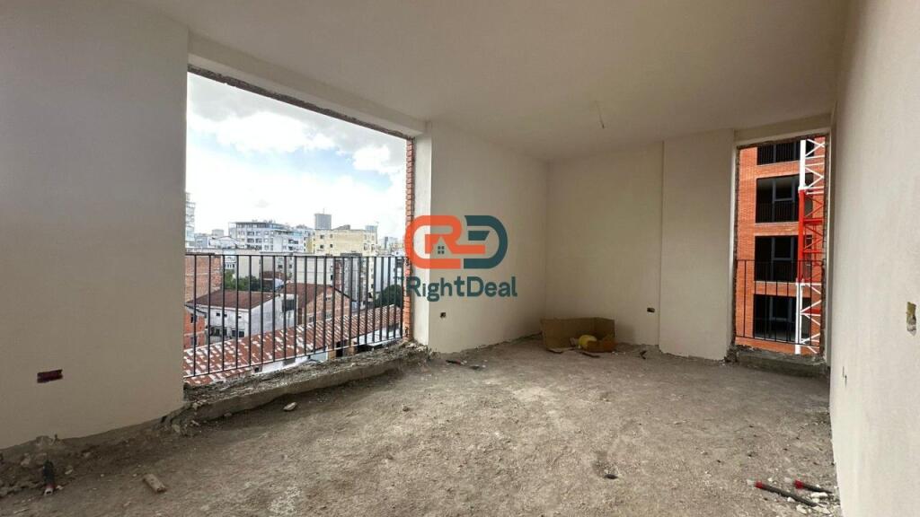 Tek Rruga Siri Kodra, Shitet Apartament 2+1+2 Shume Prane Bulevardit Te Ri!