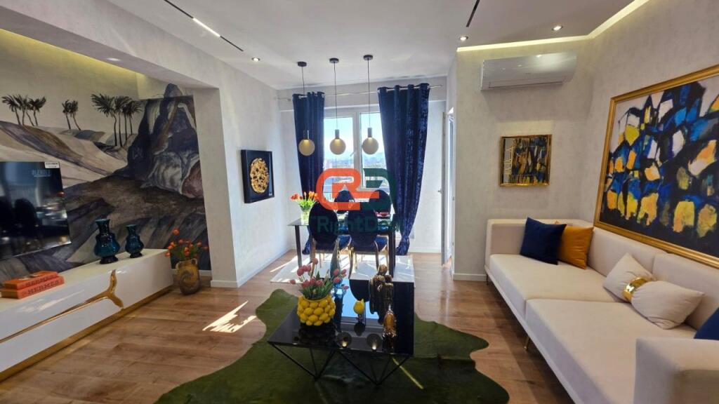 A 21 Dicembre, Vendesi Super Appartamento 2+1 Con Super Posizione!!!