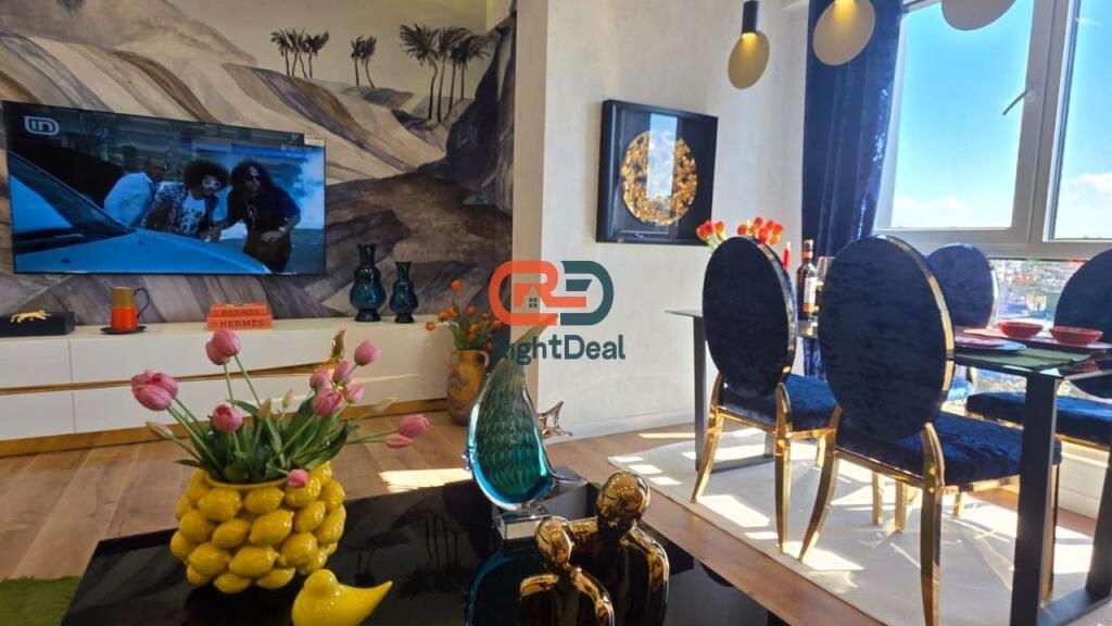 A 21 Dicembre, Vendesi Super Appartamento 2+1 Con Super Posizione!!!