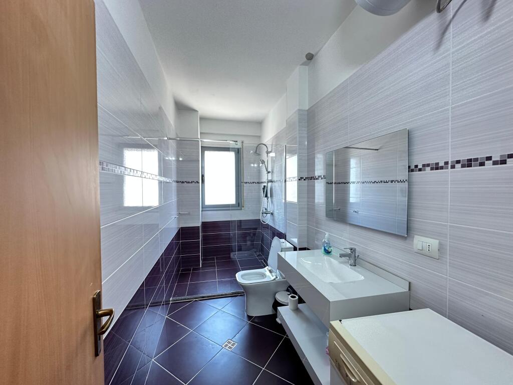 AFFITTASI APPARTAMENTO 3+2 + GARAGE VICINO A BROOKLYN, LUNGOMARE, VLORE