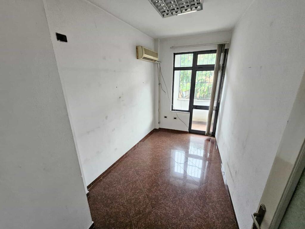 Edificio di 3 piani in affitto a Myslym Shyri (ID BZ2731) Tirana