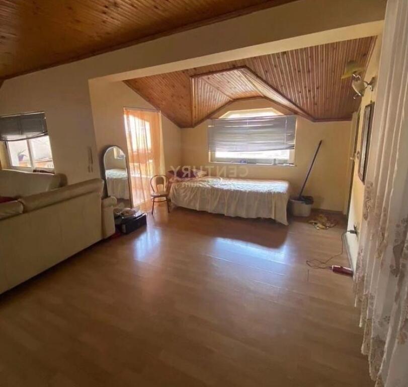 SI AFFITTA IL SECONDO PIANO DI UNA VILLA A BRRYL.