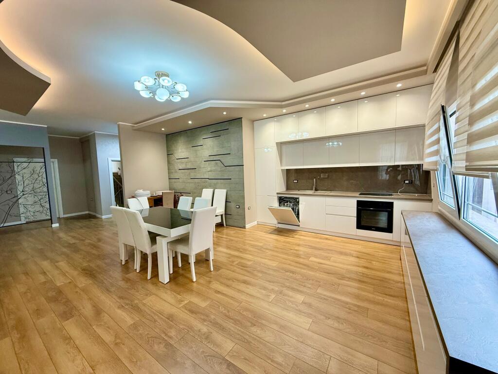 Apartment 4+1 for rent at Komuna e Parisit