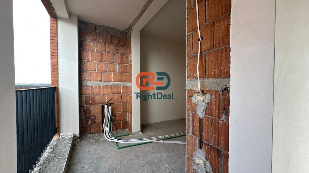 Tek Rruga Siri Kodra, Shitet Apartament 2+1+2 Shume Prane Bulevardit Te Ri!