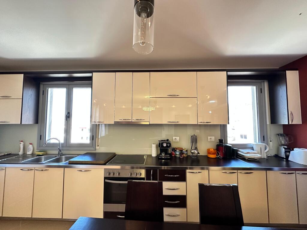 AFFITTASI APPARTAMENTO 3+2 + GARAGE VICINO A BROOKLYN, LUNGOMARE, VLORE