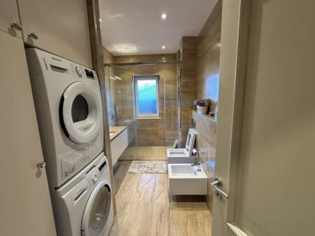 Shitet, Penthouse 3+1+Post Parkimi, Liqeni i Thate, Tirane.