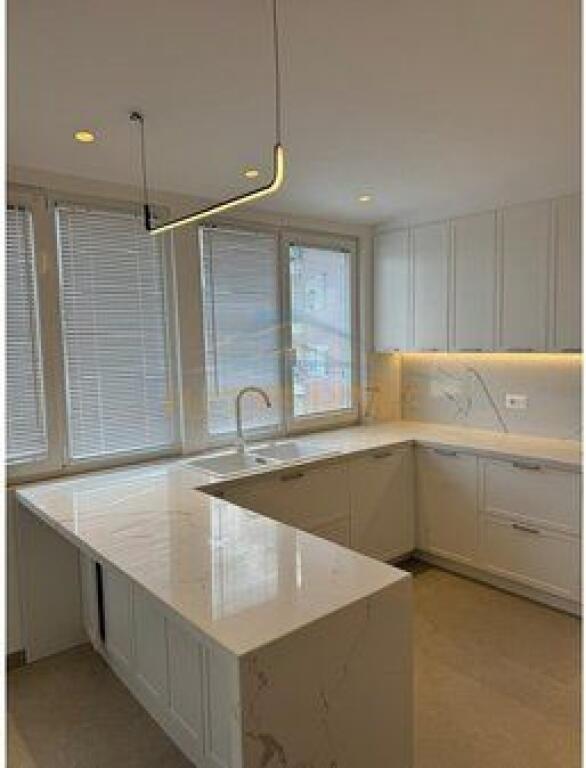 Shitet, Penthouse 3+1+3+2 Poste Parkimi, Liqeni i Thate, Tirane.