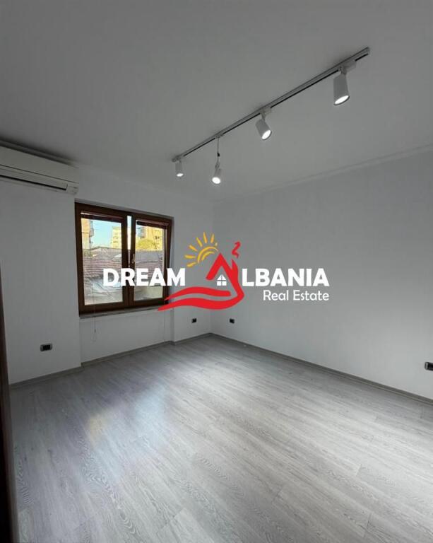 Spazio Ufficio ( Ap 2+1 ) in affitto in Via Durres (ID 42611346)