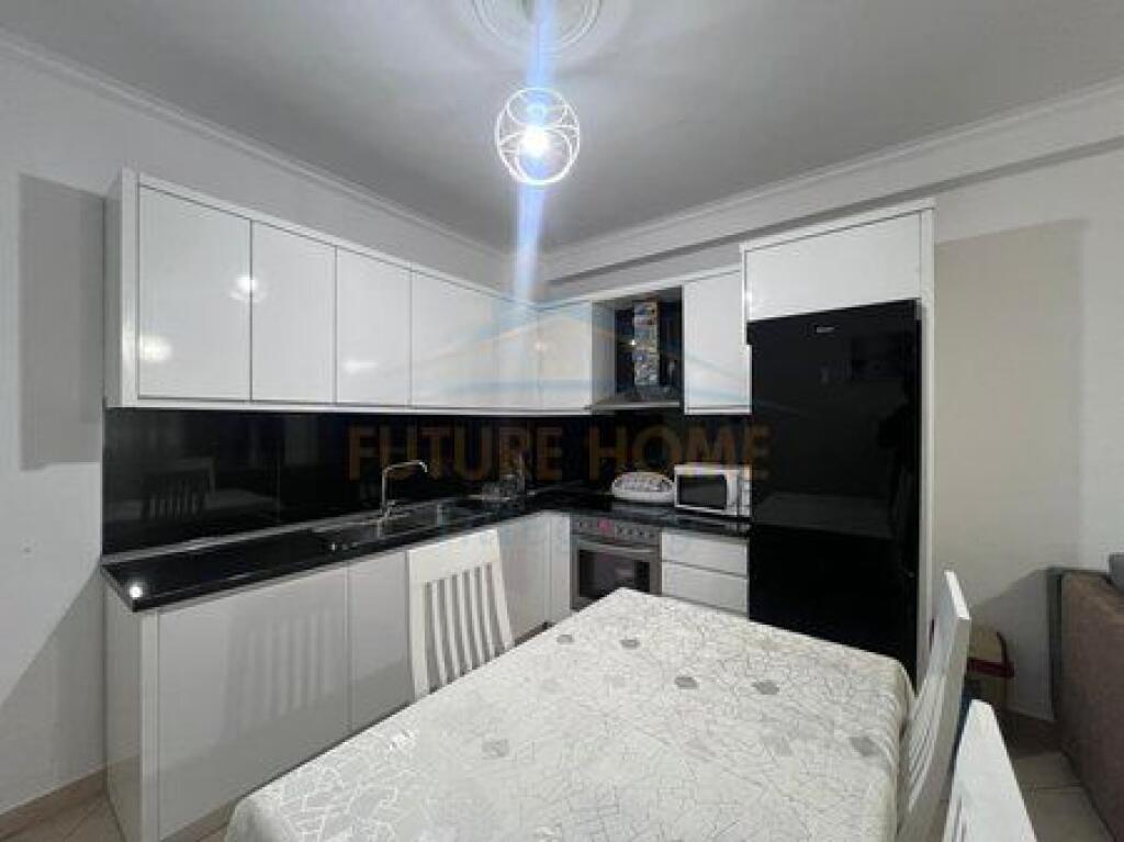 Shitet, Apartament 2+1+2, Fresku, Tiranë.