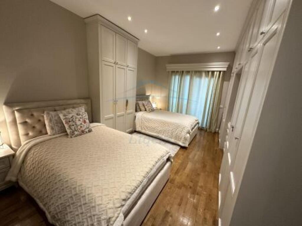 Shitet, Penthouse 3+1+Post Parkimi, Liqeni i Thate, Tirane.