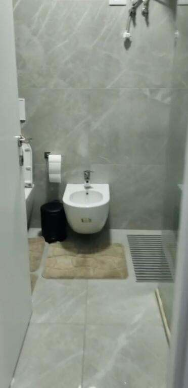 Jepet me Qera apartament 2+1 i sapo mobiluar 550€