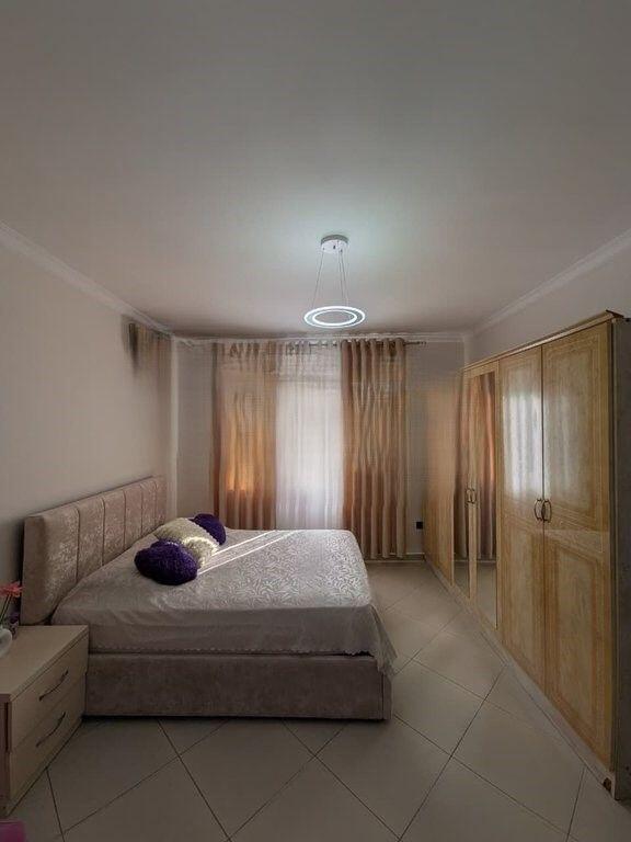 GARSONIERE ME QIRA, PRANE 21-DHJETORIT, TIRANE!