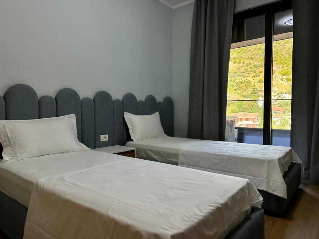 SHITET APARTAMENT 2+1+2 NE LUNGOMARE VLORE