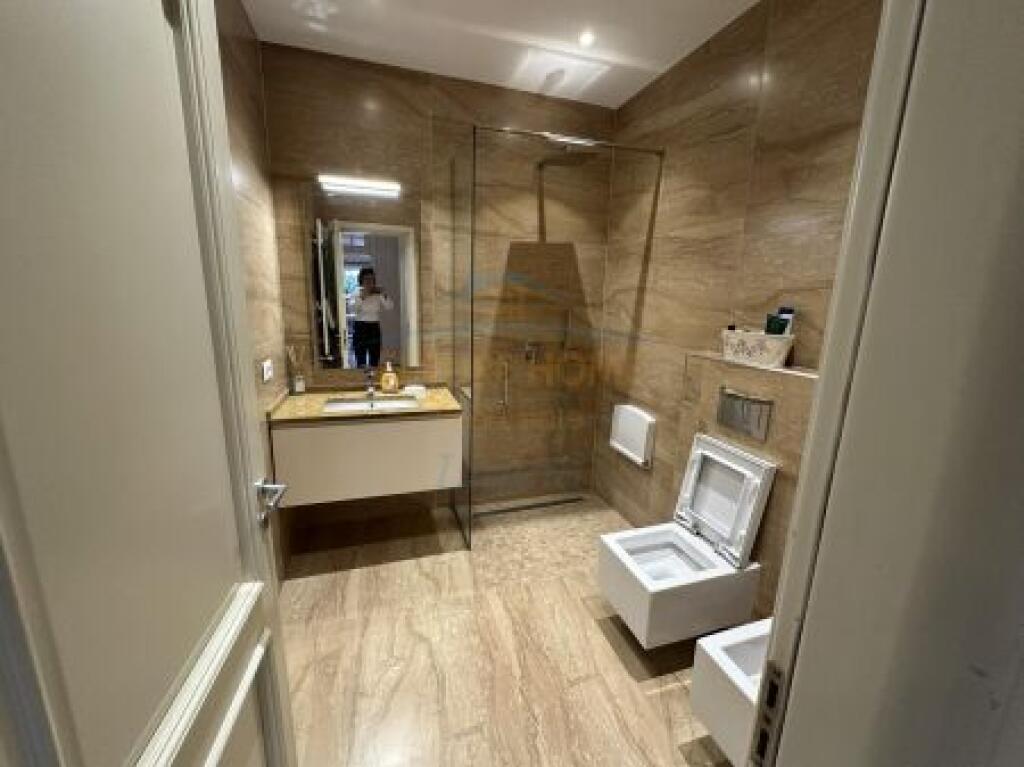 Shitet, Penthouse 3+1+Post Parkimi, Liqeni i Thate, Tirane.