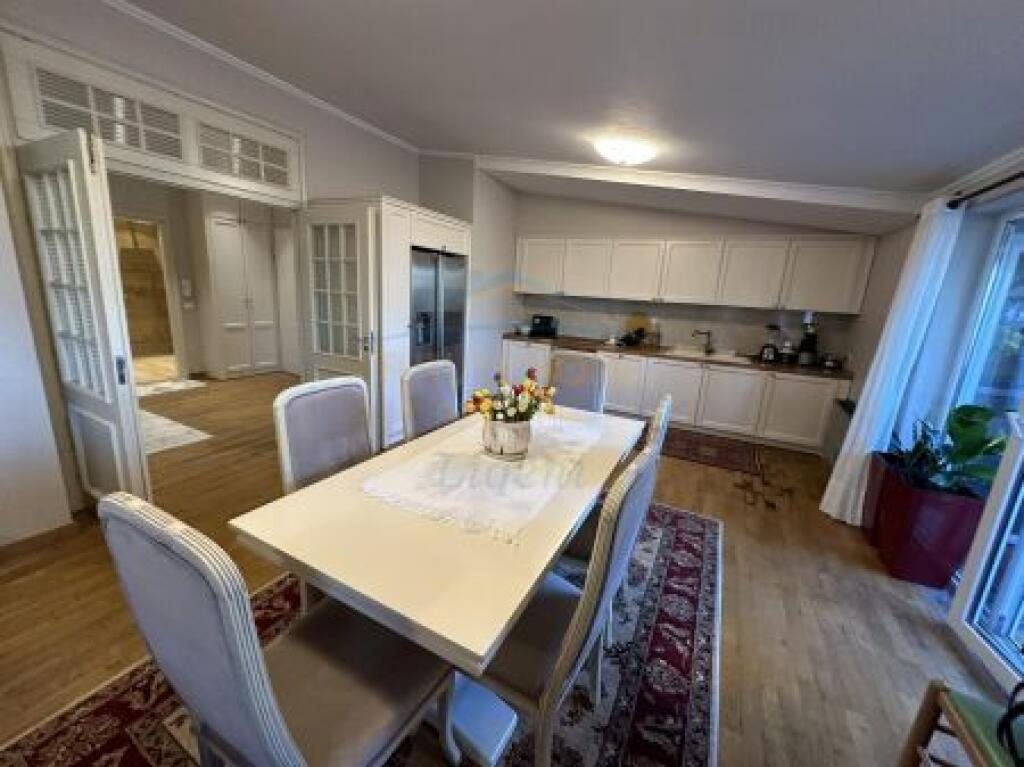 Shitet, Penthouse 3+1+Post Parkimi, Liqeni i Thate, Tirane.