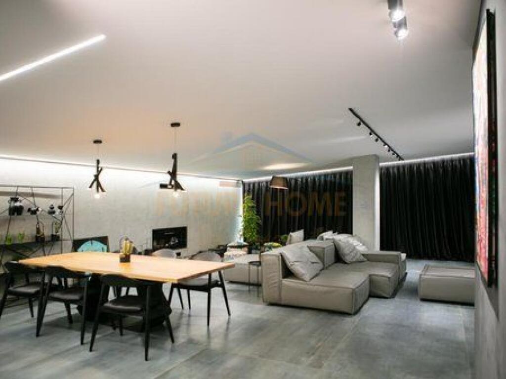 Shitet, Penthouse 3+1+3+2 Poste Parkimi, Liqeni i Thate, Tirane.
