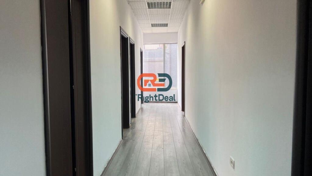 Tek Komuna E Parisit, Jepet Me Qira Ambient Per Zyra Me Lokacion Perfekt!!