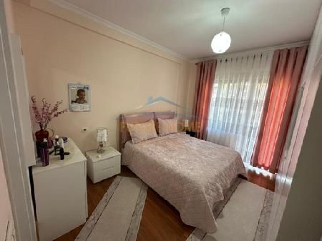 Shitet, Apartament 2+1+2, Unaza e Re, Tiranë