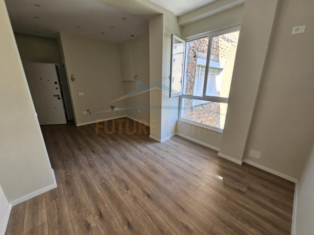 Disponiamo di un appartamento 1+1 in vendita, Myslym Shyri, Tirana.