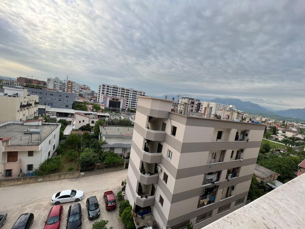 Apartment 2+1, Kamez!