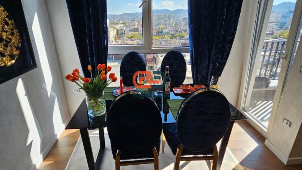 A 21 Dicembre, Vendesi Super Appartamento 2+1 Con Super Posizione!!!