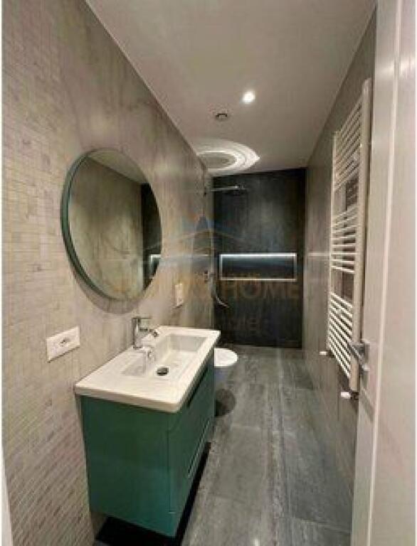 Shitet, Penthouse 3+1+3+2 Poste Parkimi, Liqeni i Thate, Tirane.