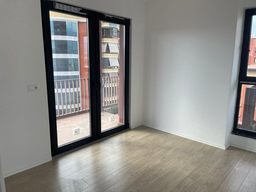 🏢 Jepet me Qira – Zyrë 2+1+2 në Garden Building, Tiranë 🌿