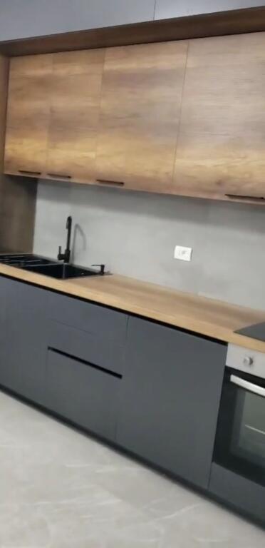 Jepet me Qera apartament 2+1 i sapo mobiluar 550€