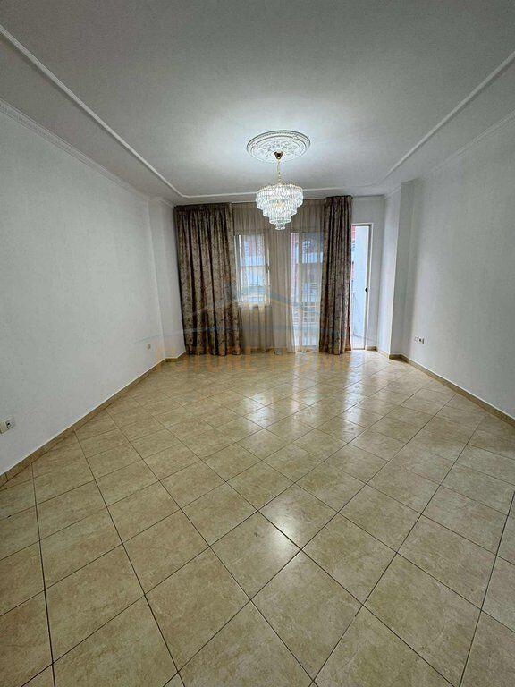 Shitet , Apartament 2+1+2 te “Lin” Yzberisht , Tirane