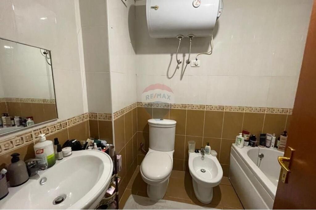 Shitet Apartament 2+1+2+Verande tek Qendra Kristal !