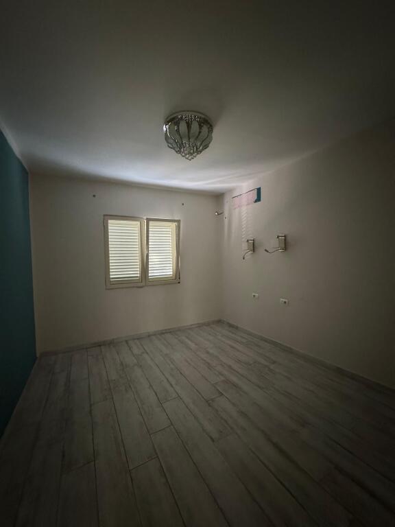 Shitet Godinë 3 Katëshe, Rruga e Dibrës pranë Spitalit “Nënë Tereza” (QSUT)