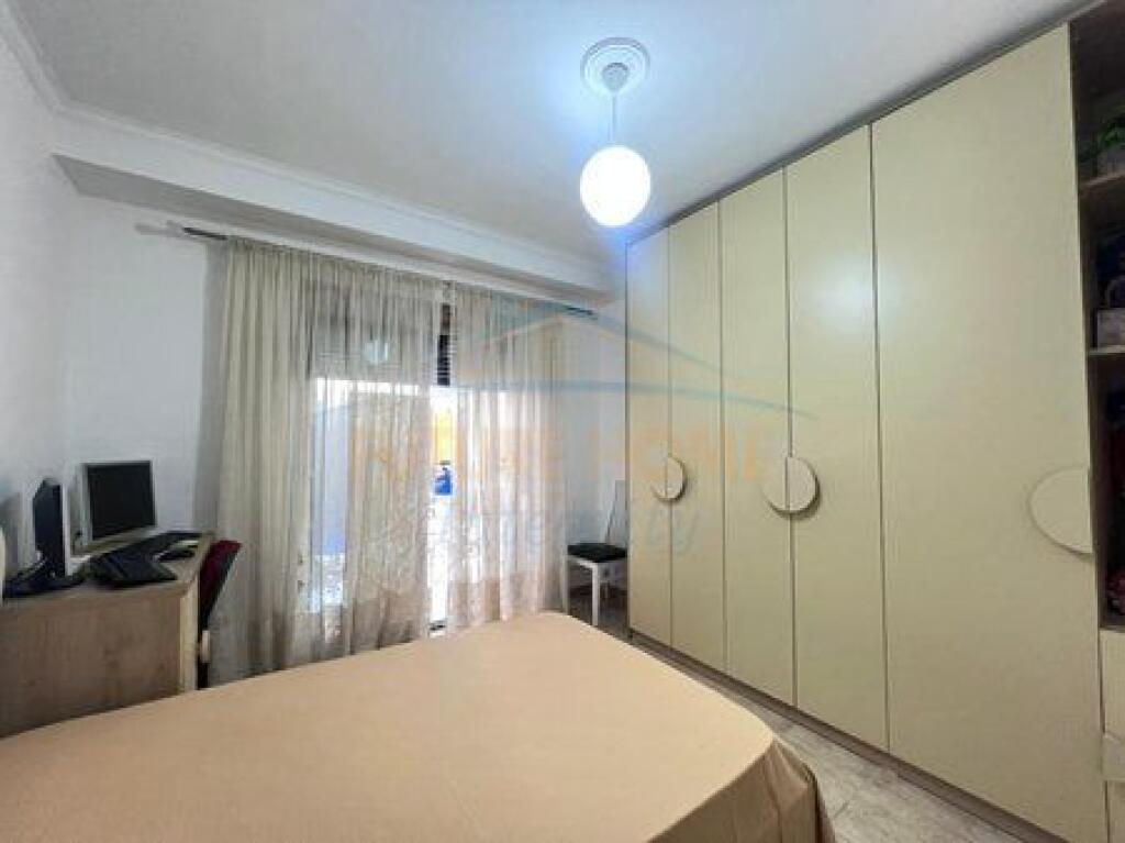 Shitet, Apartament 2+1+2, Fresku, Tiranë.