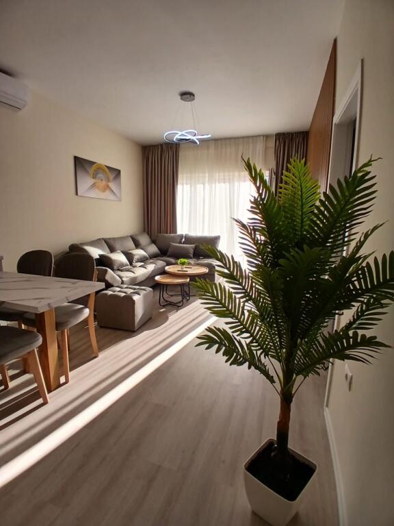🏢 Apartament me qira 2+1 – Qendra e Tiranës (Zogu i Zi)  📍 Prane Karburant Gazheli  🛏️ 2+1 | 📐 76 m² | 🏙️ Kati 4 | 🏢 Pallat i ri me ashensor 🪑 E mobiluar plotësisht 💶 Çmimi: 900€ / muaj 👫 Preferohen çifte ose familjarë!