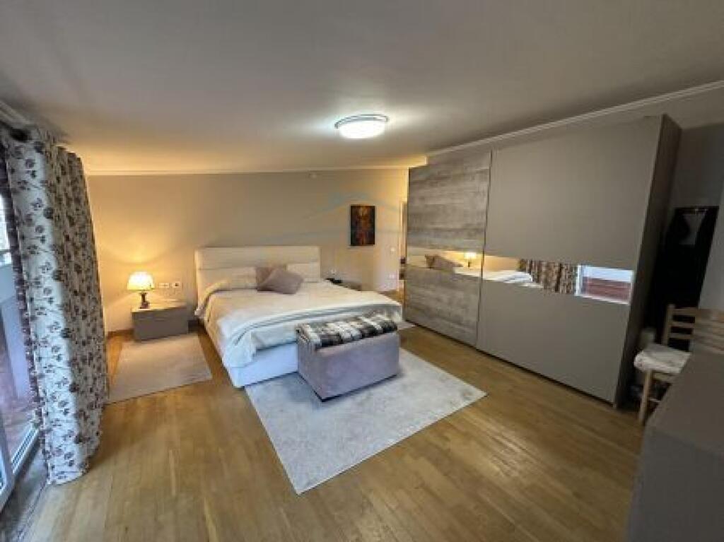 Shitet, Penthouse 3+1+Post Parkimi, Liqeni i Thate, Tirane.