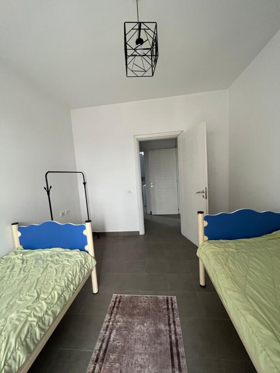 Apartment 2+1, Kamez!