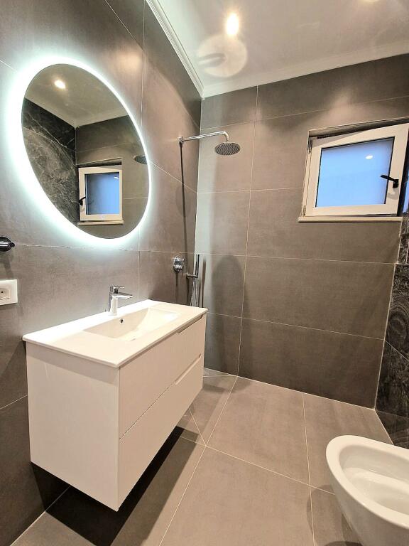 Vila luksi,5 km nga plazhi Qerretit,(hyrje te unazes veriore Kavaje)