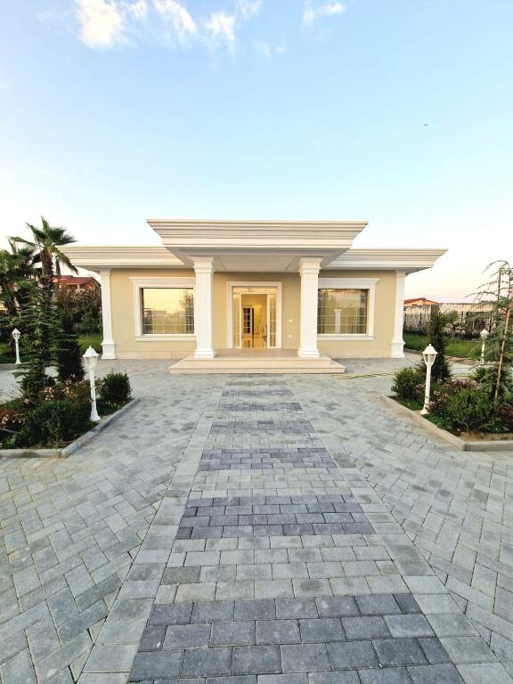 Vila luksi,5 km nga plazhi Qerretit,(hyrje te unazes veriore Kavaje)