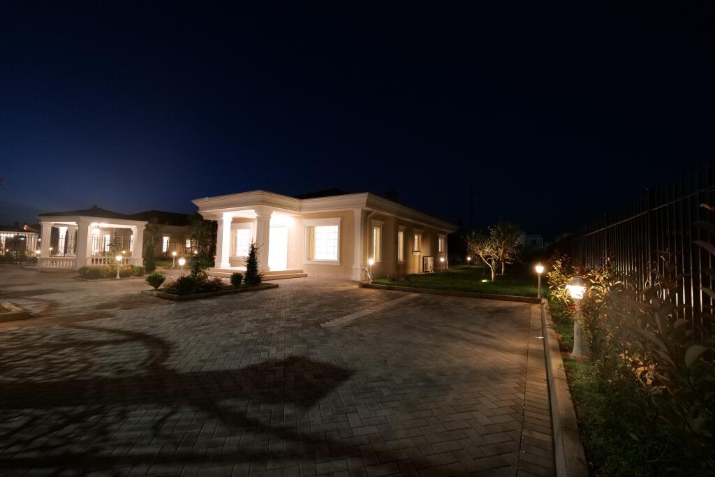 Vila luksi,5 km nga plazhi Qerretit,(hyrje te unazes veriore Kavaje)