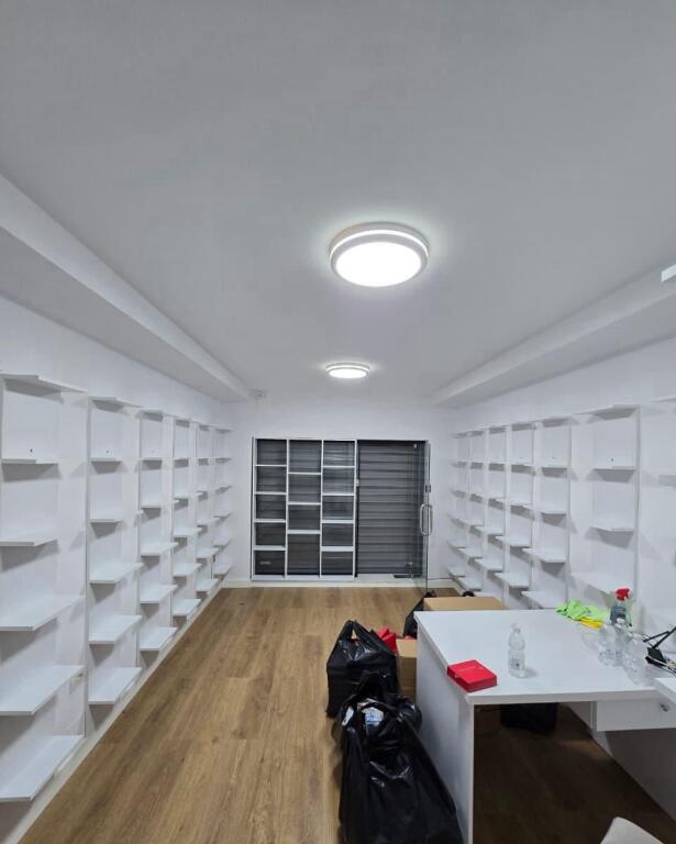 🏢 Shitet dyqan – Sheshi Willson, Tiranë