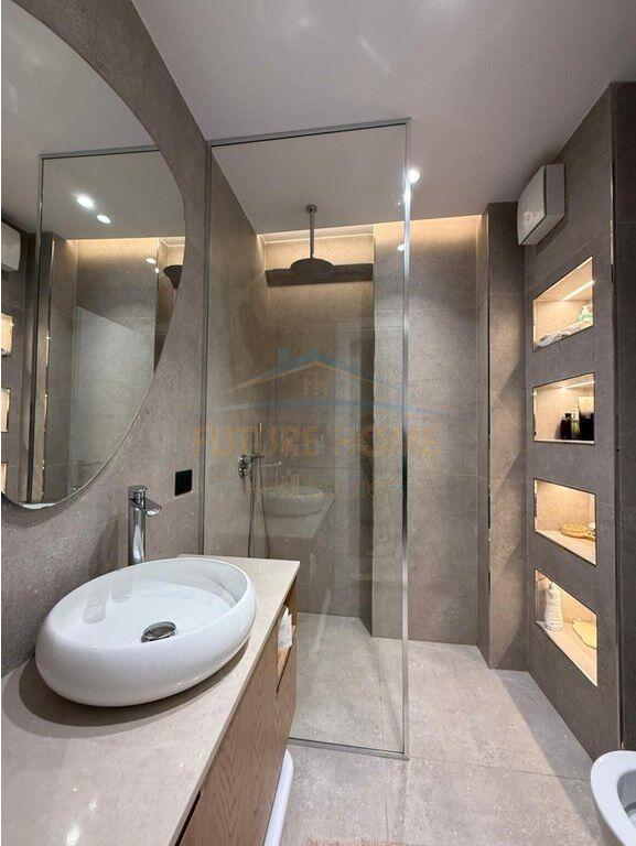 Shitet apartament 3+1+2+depo + 2 poste parkimi Kopshti Botanik