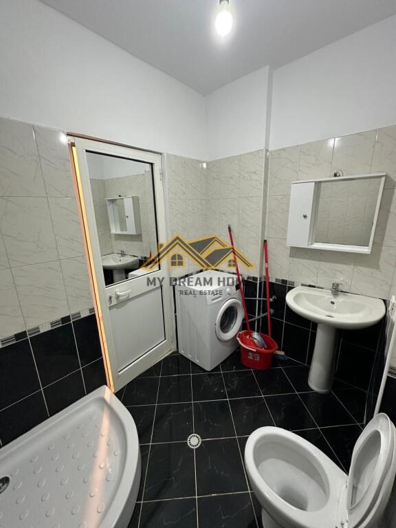 Shitet Apartament 3+1 Prane Stacionit Trenit Durres!