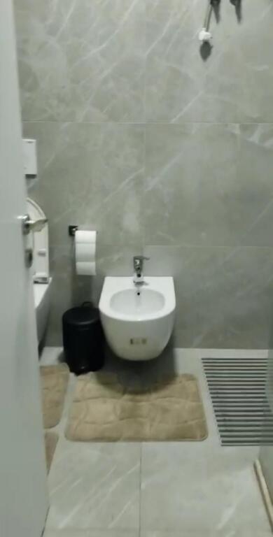 Jepet me qera Apartamenti 2+1 , Shkoze prane shkolles fillore Androkli Kostollari 550 mije leke