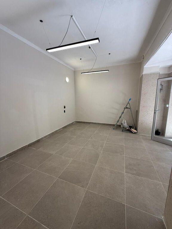 JEPET ME QERA AMBIENT KOMERCIAL TE ISH STACIONI I FUNDIT I TIRANES SE RE!