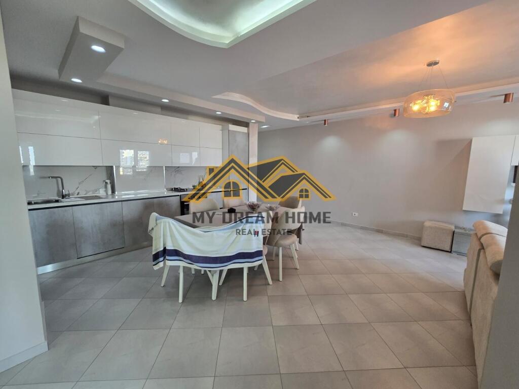 VENDESI APPARTAMENTO 2+1 CENTRO DURRES