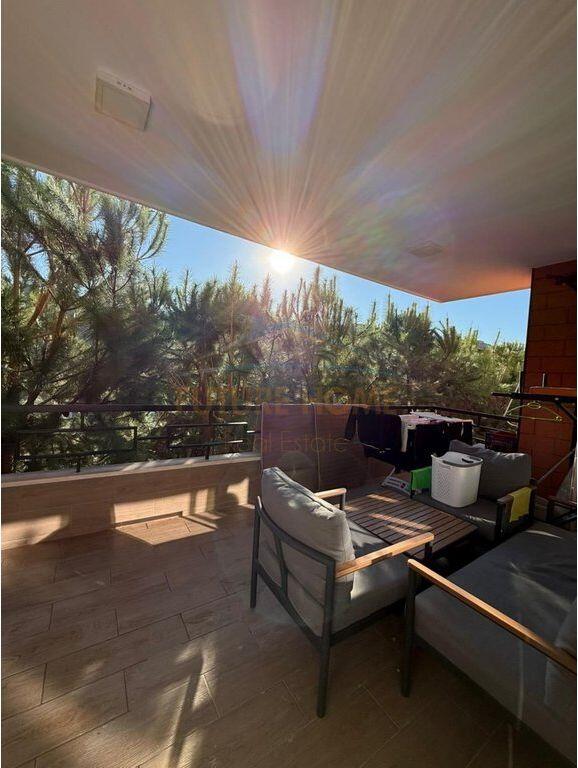 Shitet apartament 3+1+2+depo + 2 poste parkimi Kopshti Botanik