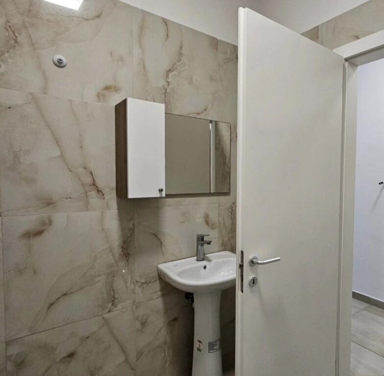 Jepet me qira apartament 1+1+ballkon prane Kopshtit Botanik