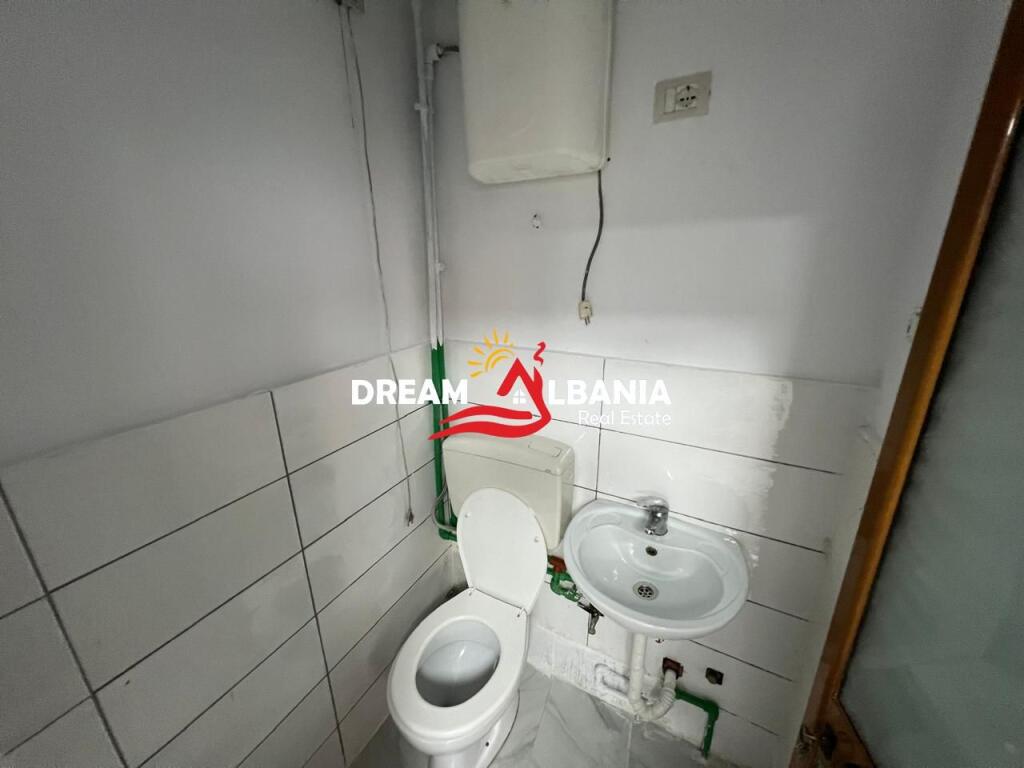 Zyra me qera tek Rruga Fortuzi, prane Shkolles “Jeronim De Rada” ne Tirane (ID 42611258)