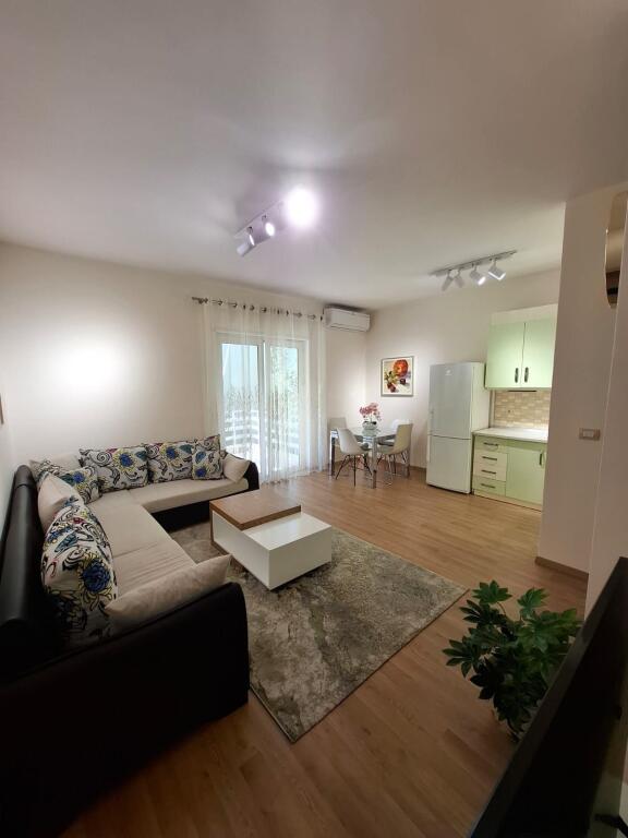 2+1,i mobiluar te kopshti zologjik,cmimi 800 euro me parkim